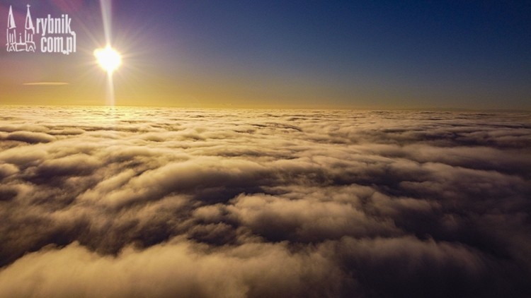 Morze mgły nad Rybnikiem. Wysoko w górze piękna pogoda, Daniel Wojaczek
