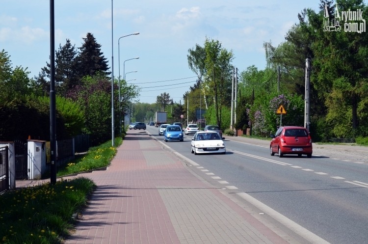 Miasto bierze się za chodnik na Raciborskiej. Zamiast kostki – asfalt, bf