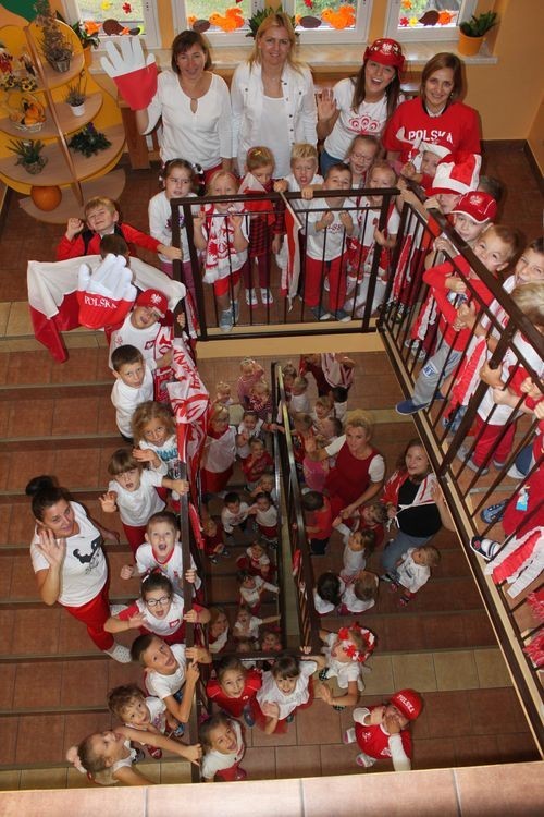Przedszkolaki stworzyły 100-metrowy łańcuch uśmiechu dla Polski, Materiały prasowe