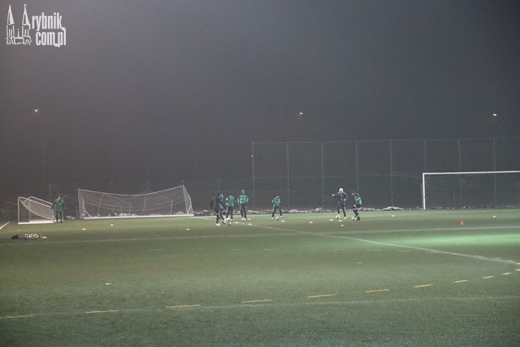 Młodzi piłkarze trenują w oparach smogu i absurdu, bf