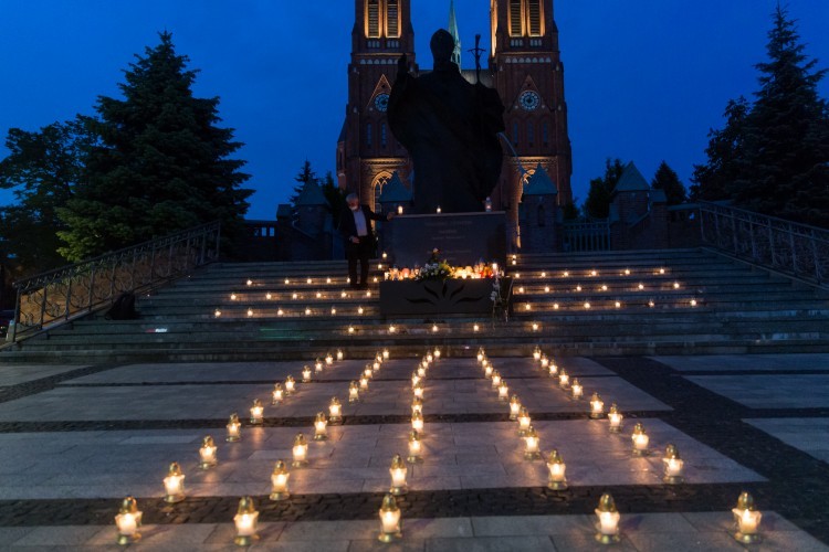 Setna rocznica urodzin papieża. Pod pomnikiem zapalono 100 zniczy, Dominik Gajda