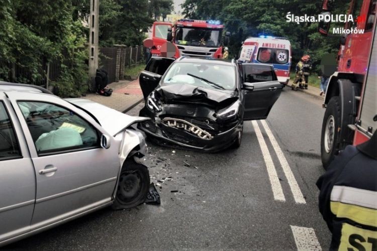 Zderzenie czołowe dwóch pojazdów. 3-latek trafił do szpitala, KPP Mikołów