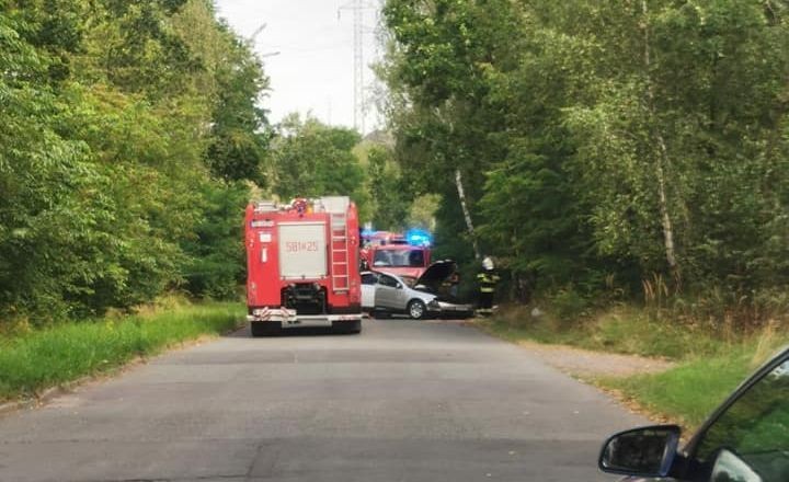 Wypadek na Szulika. Dwie osoby są ranne, Informacje drogowe 24H z powiatu Wodzisław Śląski, Rybnik