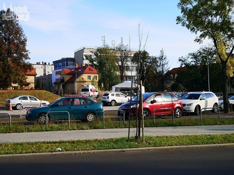 Ogromna kolejka samochodów przed parkingiem na Hallera. Co tam się stało?, bf