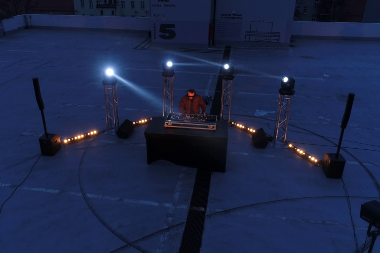 DJ z Rybnika zagrał seta… na dachu parkingu wielopoziomowego! (wideo), materiały nadesłane