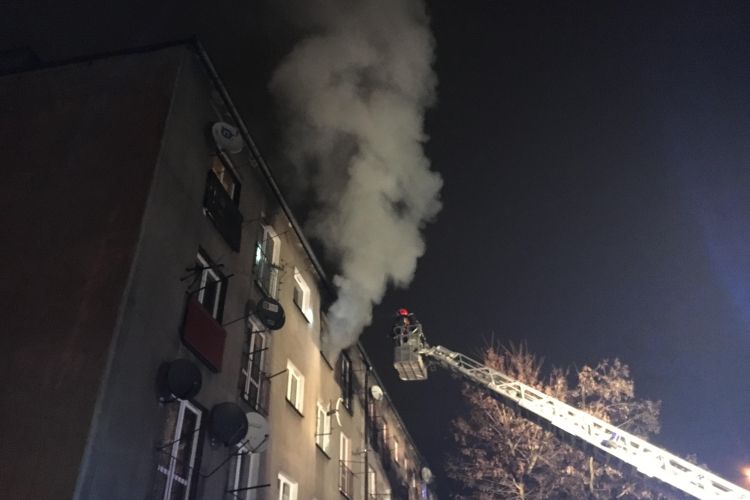 Pożar mieszkania w Boguszowicach postawił na nogi służby. Dwie osoby poszkodowane (wideo), Damian Maliszewski
