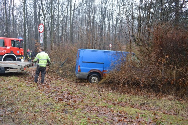 Ul. Raciborska: kierowca zjechał z drogi i uderzył w ogrodzenie, bf
