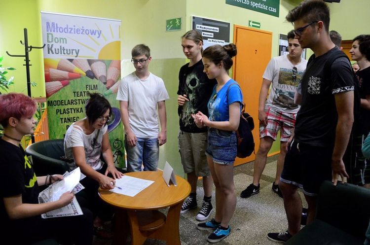 Młodzież z Rybnika, Pszowa i Wodzisławia prowadziła „Śledztwo doskonałe” na terenie miasta, MDK w Rybniku
