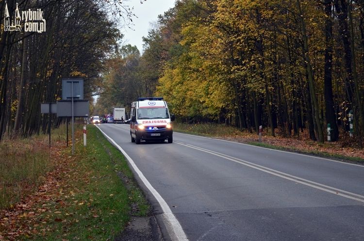 Wypadek TIR-a i osobówki na Mikołowskiej. Ciężki pojazd wbił się w drzewa, Bartłomiej Furmanowicz