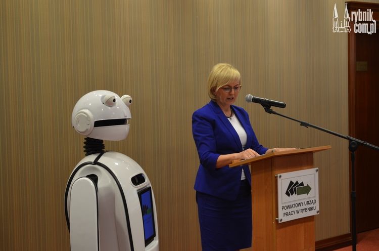 Nagrody dla przedsiębiorców w towarzystwie robota 