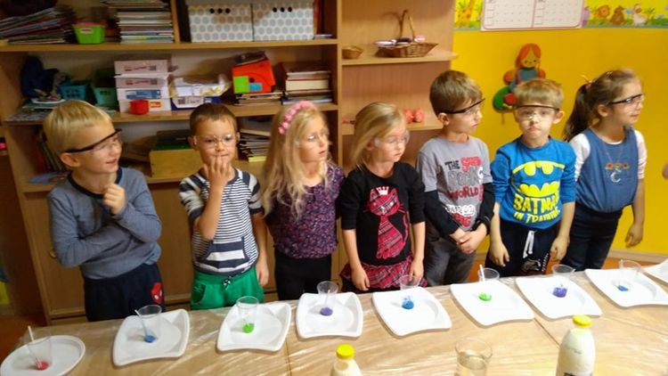 Dzieci z Przedszkola nr 1 zafascynowały się eksperymentami na kolorach, Przedszkole nr 1 w Rybniku