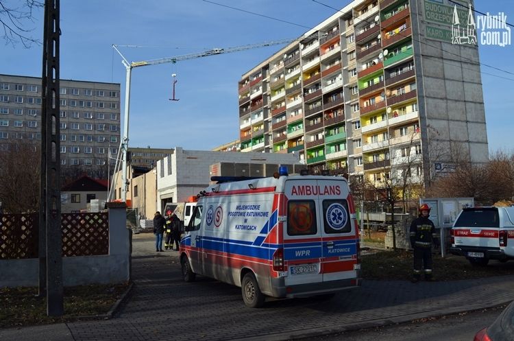 Wypadek na budowie przy ul. Kominka. Po rannego pracownika przyleciał śmigłowiec LPR (wideo), bf