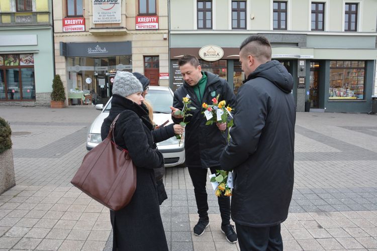 Piłkarze ROW-u wręczali kobietom kwiaty na rynku, Roksana Bibiela