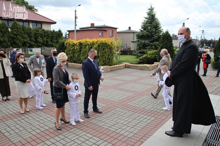 Dzieci w maseczkach przystępują do pierwszej komunii, Bartłomiej Furmanowicz