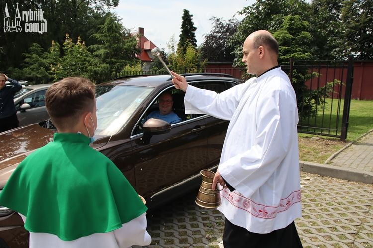 Dzisiaj księża święcą samochody. „Największym skarbem powinien być drugi człowiek”, Bartłomiej Furmanowicz