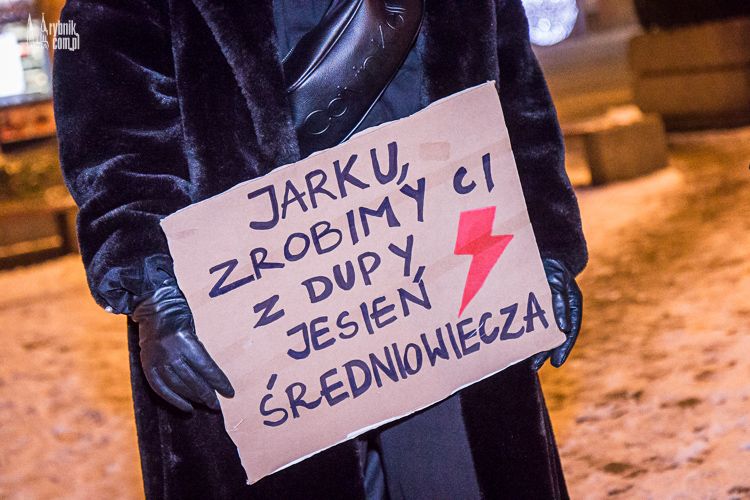 Rybnik: spontaniczny protest kobiet na rynku: „nie ma zgody, aby kurdupel o nas decydował!”, Iwona Wrożyna