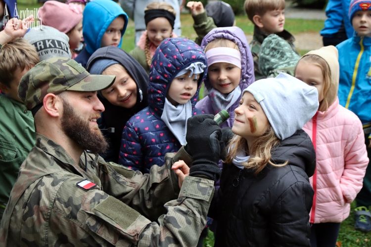 Żołnierze przed przedszkolem w Niedobczycach. Maluchy były zachwycone (zdjęcia), Bartłomiej Furmanowicz
