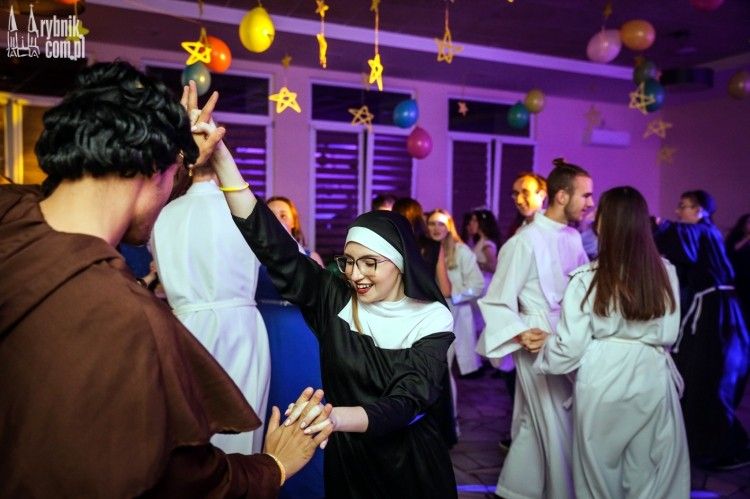 Zamiast straszyć, wolą tańczyć. Bazylika organizuje Bal Wszystkich Świętych, Dominik Gajda
