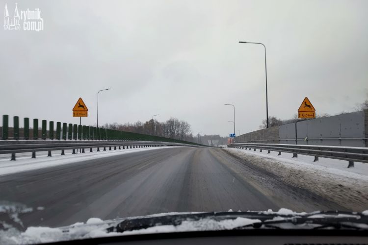 Zima zaskoczyła drogowców? Czytelnicy: śnieg miejscami zalega nawet na drodze R-P (zdjęcia), bf
