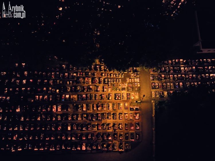 Rozświetlone cmentarze w Rybniku. Zobaczyliśmy je z góry (zdjęcia), Bartłomiej Furmanowicz