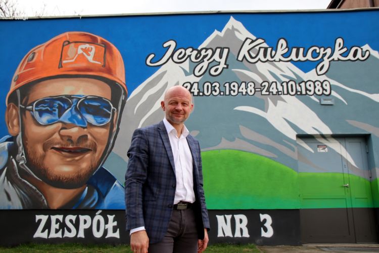 Mural z Jerzym Kukuczką jest widoczny z daleka. „Jest uniwersalny – łączy” (zdjęcia), Bartłomiej Furmanowicz