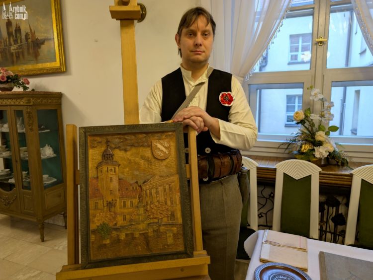 Młodzież z Rymerowskich Ocelotów wzbogaca zbiory Muzeum w Rybniku. Wśród darów szpady czy drzeworyt uratowany w misji humanitarnej, Bartłomiej Furmanowicz