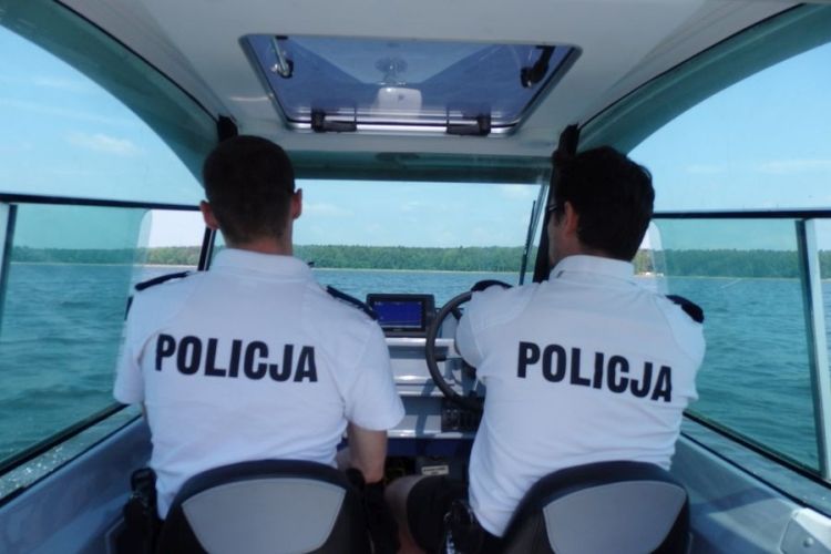Policyjni wodniacy w akcji. Uratowali na Zalewie Rybnickim 3 osoby, KMP Rybnik