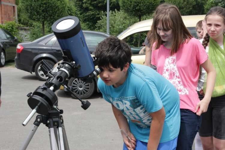 Gimnazjaliści zorganizowali zajęcia astronomiczne dla uczniów ZSP nr 9, materiały prasowe Gimnazjum nr 1 w Rybniku