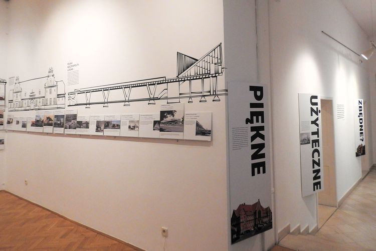 Muzeum w Rybniku: wystawa poświęcona obiektom kolejowym w Polsce, 