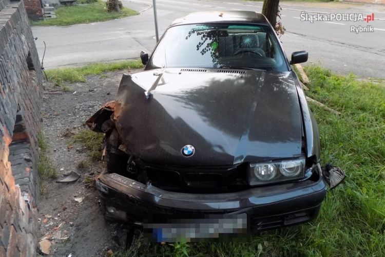 Kierowca BMW uderzył w dom. Wydmuchał ponad promil alkoholu, KMP Rybnik
