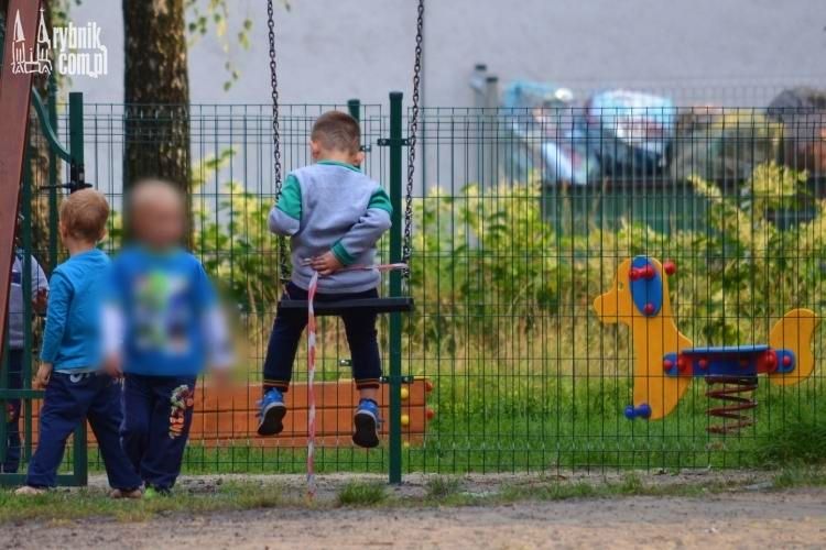 Rodzice z Boguszowic alarmują: podejrzany mężczyzna zaczepia dzieci na osiedlu, Archiwum