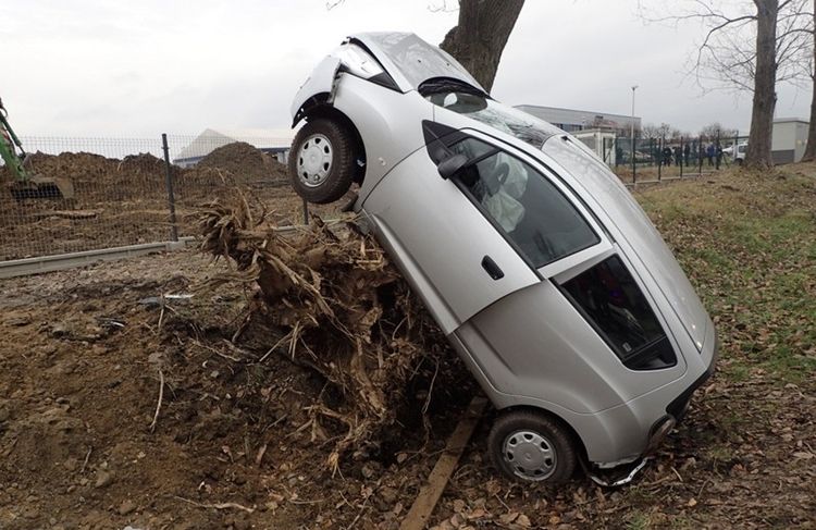 Wypadek w Czerwionce-Leszczynach. Kierowca chevroleta uderzył w pień drzewa, PSP Rybnik