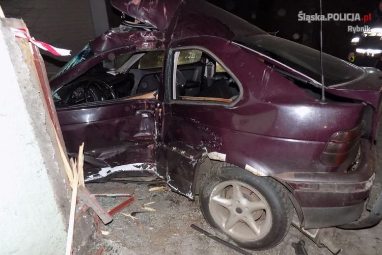 Wypadek w Chwałowicach: kierowca BMW wjechał w płot, KMP Rybnik
