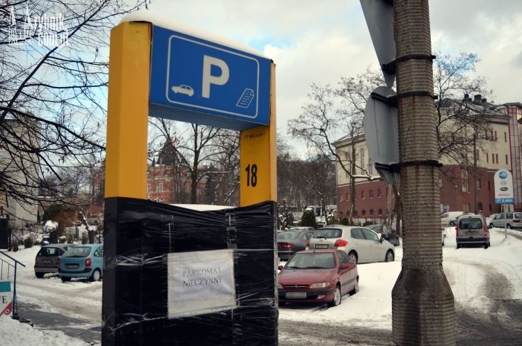 Kierowcy nie muszą płacić za postój na parkingach. Połowę parkomatów „zdobi” czarna folia, bf