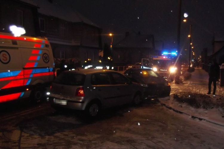 Zima nie sprzyja kierowcom. Pasażerka mercedesa przewieziona po wypadku do szpitala, KMP w Rybniku