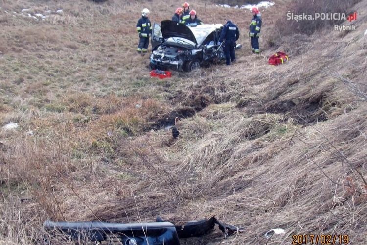 Wypadek w Czerwionce-Leszczynach. Kierowca zignorował zapory i zderzył się z pociągiem, KMP Rybnik