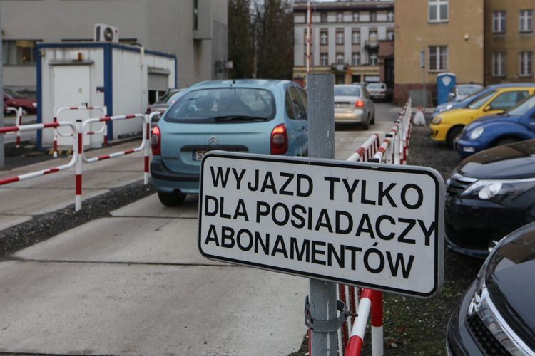 Opozycyjni radni chcą obniżyć abonament parkingowy. Transmisja z sesji online, Dominik Gajda