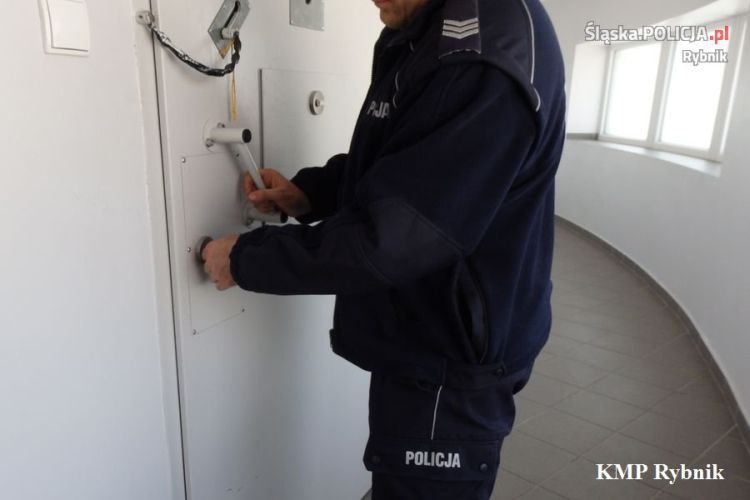 Boguszowice: policjanci zatrzymali podejrzanych o włamanie, KMP w Rybniku