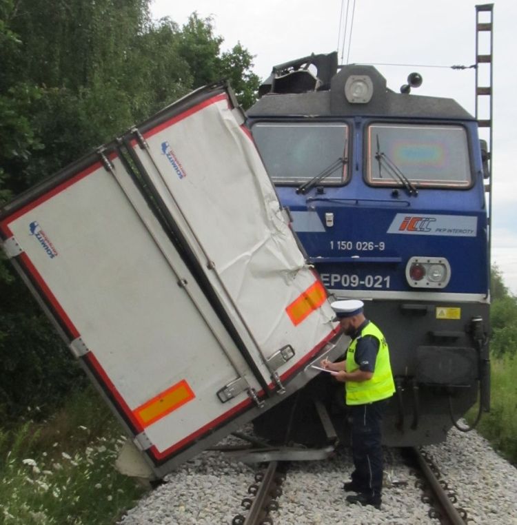 Groźne zdarzenie na przejeździe kolejowym. Pociąg uderzył w naczepę TIR-a, KMP Rybnik