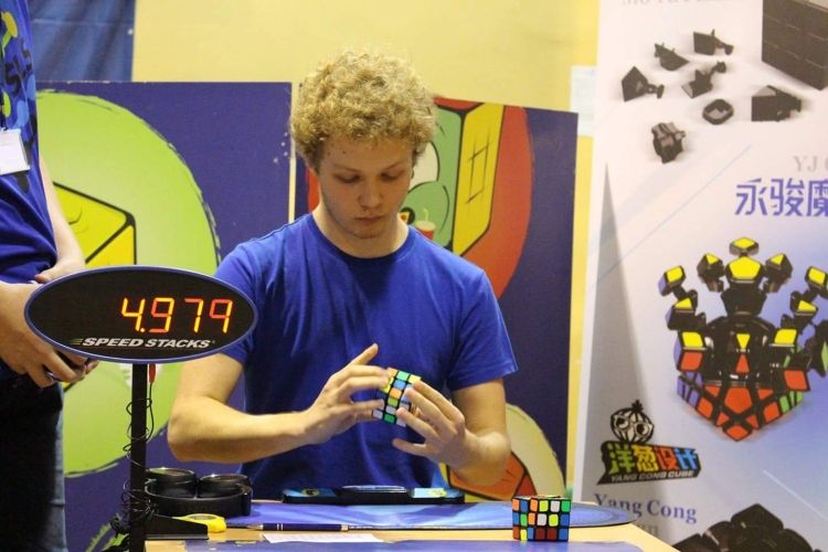 Człowiek z pasją: kostkę Rubika nauczył się układać mając 8 lat. Robi to do dziś, 