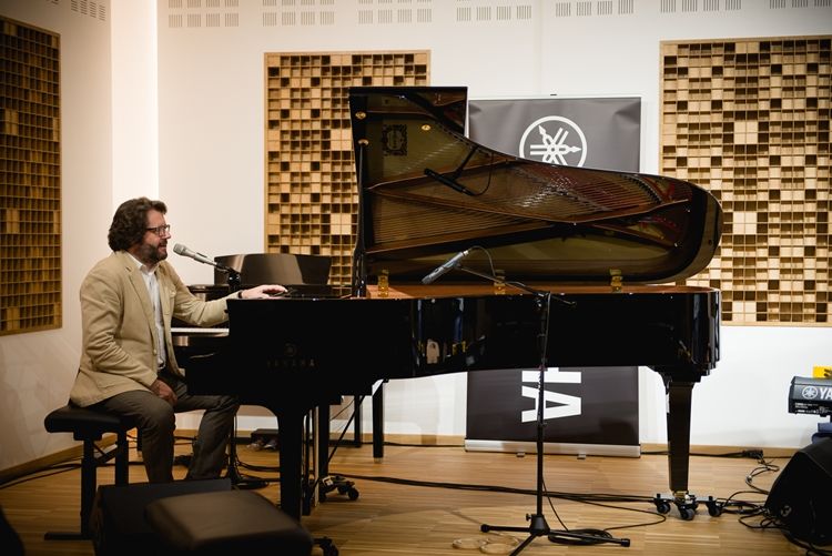 Otwarcie nowego Salonu Pianin i Fortepianów w Rybniku. Zagrał sam Grzegorz Turnau, 