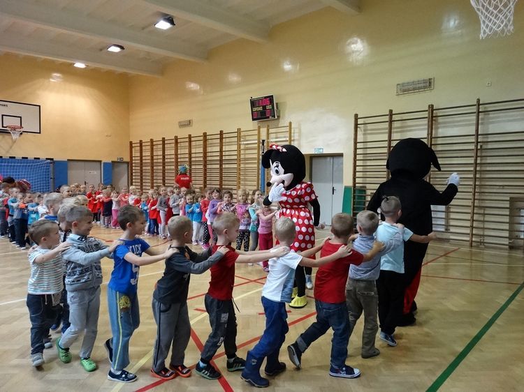 Dzieci z Niewiadomia świętowały Dzień Przedszkolaka ze specjalnymi gośćmi, ZS-P nr 2 w Rybniku