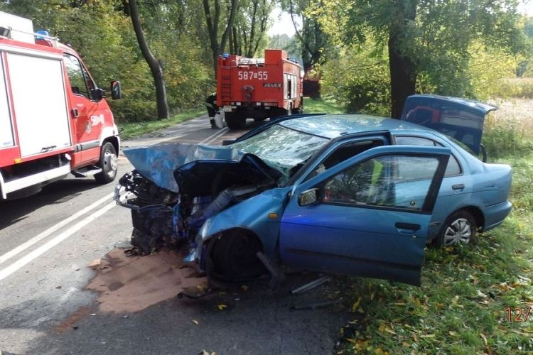Wypadek w Stanowicach. Pijany kierowca zakończył jazdę na drzewie, KMP Rybnik