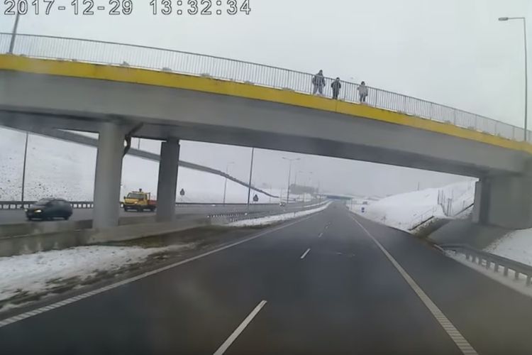 To mogło skończyć się tragedią. Młodzież zrzucała śnieg na samochody na A1 [wideo], YouTube.pl / Ama Ptok