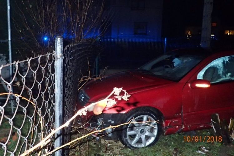 Pijany kierowca uderzył w płot i uciekł w krzaki, KMP Rybnik