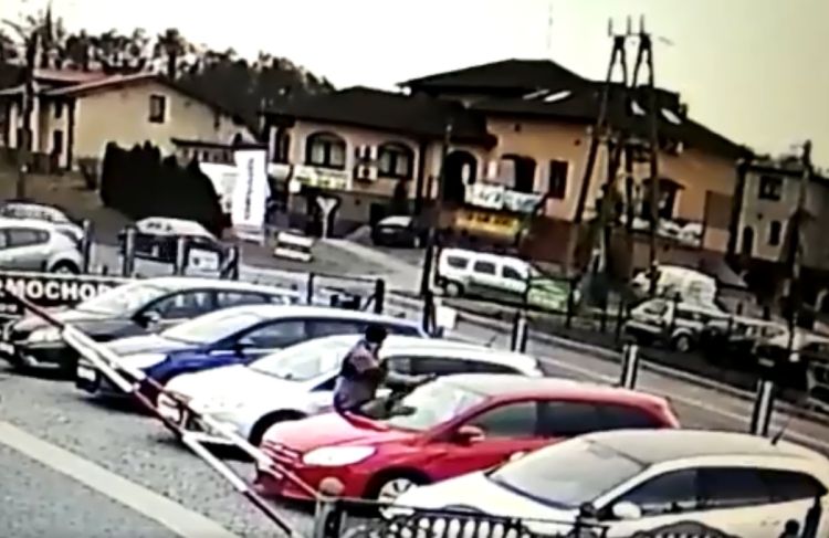 Samochód uderzył w betonowy słup. Kierownicę wyrwał pijany pasażer? (wideo), Czytelnik