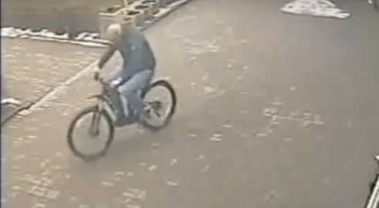 Ukradł rower spod szkoły podstawowej. Policja publikuje nagranie i prosi o pomoc (wideo), 