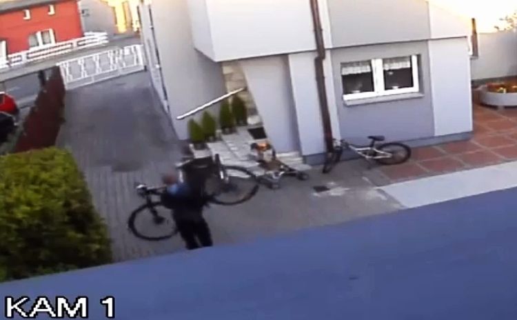 Wyniósł rower z prywatnej posesji. Złodzieja nagrała kamera (wideo), Facebook