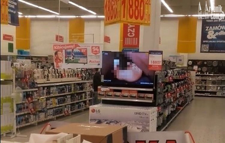 Auchan Rybnik: film porno na ekranie telewizora, Czytelnik
