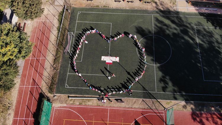 Przedszkolaki stworzyły 100-metrowy łańcuch uśmiechu dla Polski, Materiały prasowe